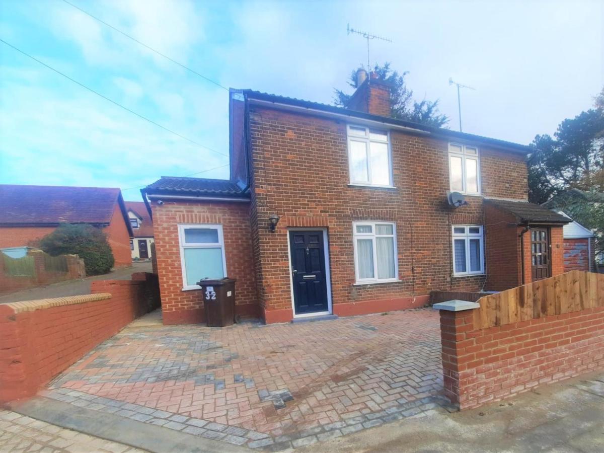 3 Bedroom Semi Detached House With Parking, Wifi Colchester Exterior photo